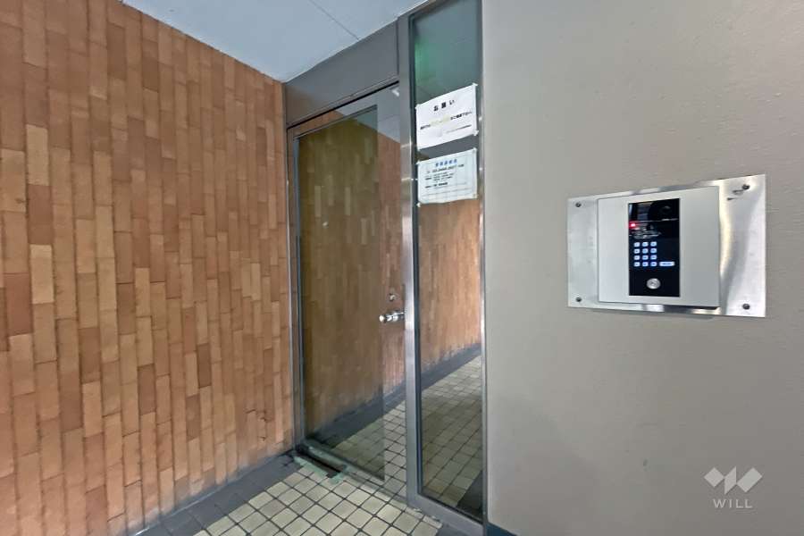 エントランスはオートロック付きです。