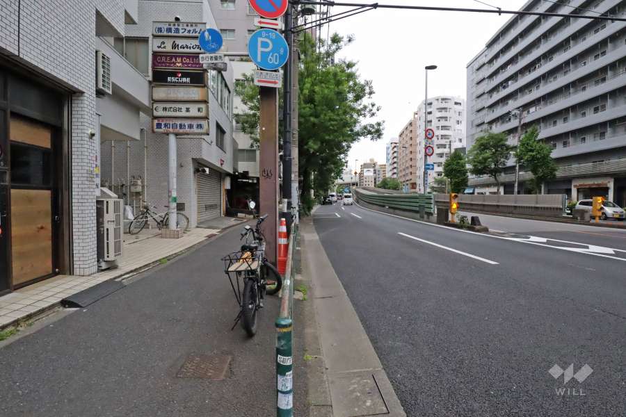敷地北東側の前面道路(南西側から)