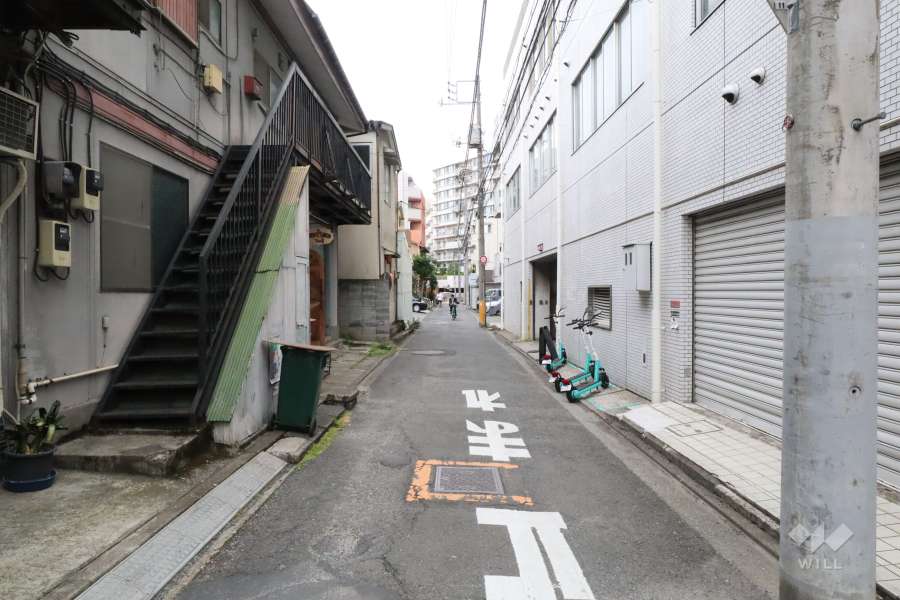 敷地南西側の前面道路(南東側から)