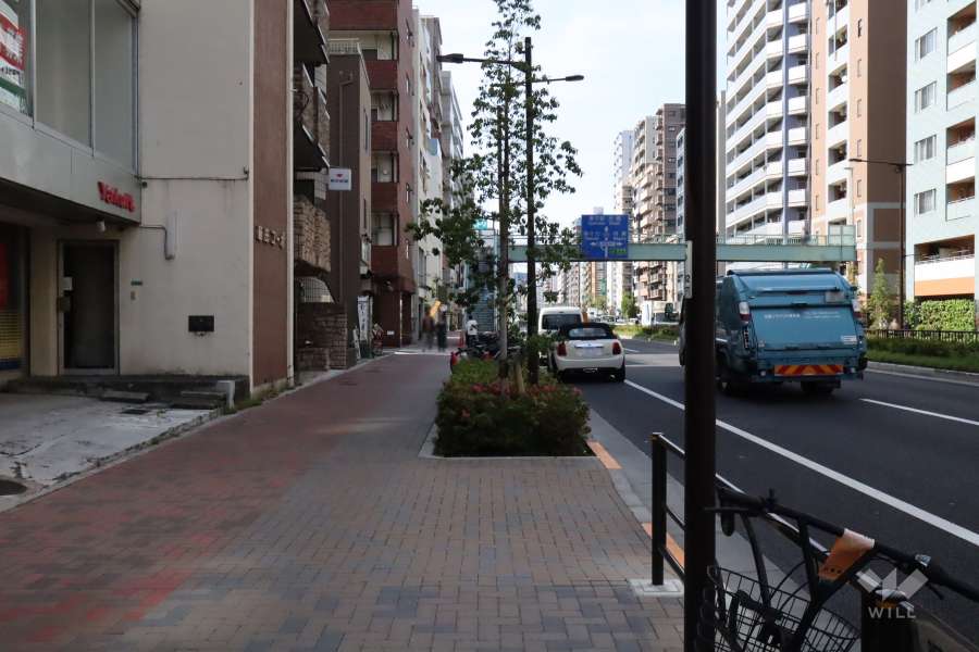 敷地北東側の前面道路(南東側から)