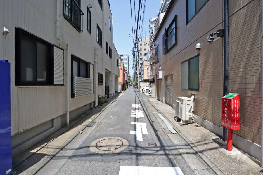 敷地南西側の前面道路(北西側から)