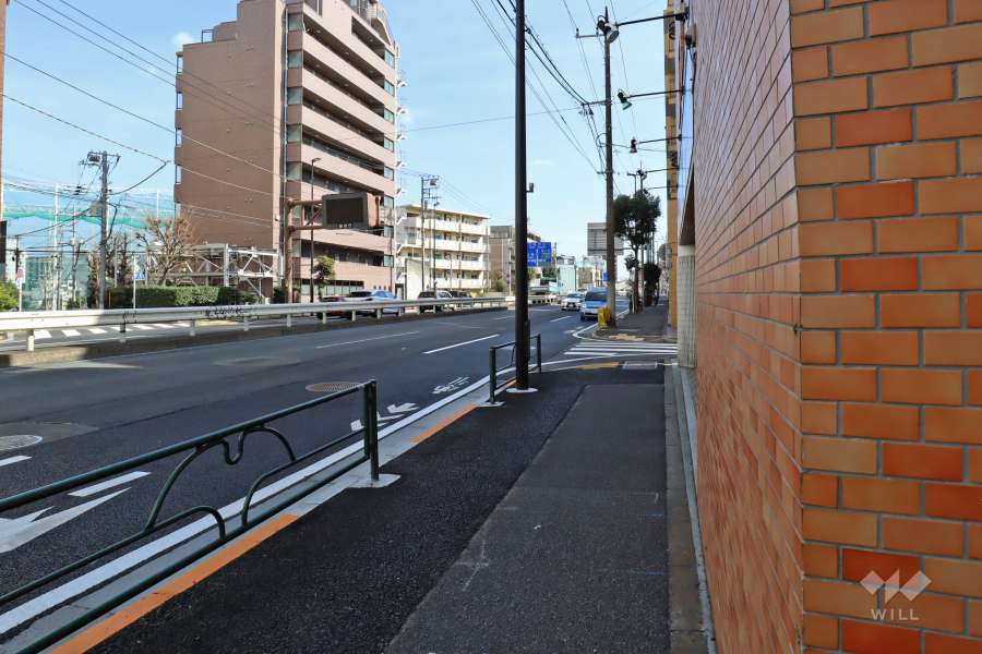 敷地東側の前面道路(北側から)