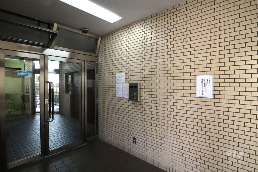 エントランスはオートロック付きです。