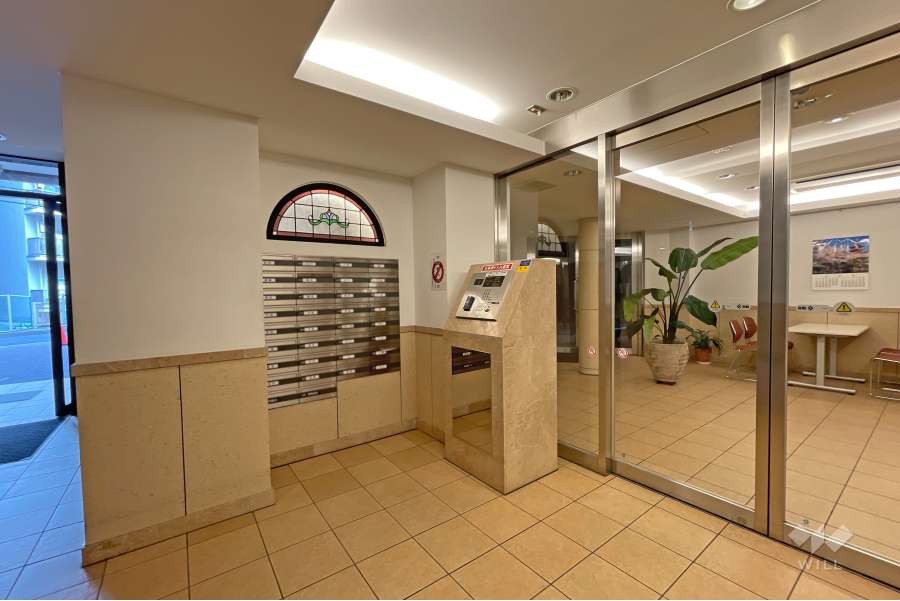 エントランスはオートロック付きです。