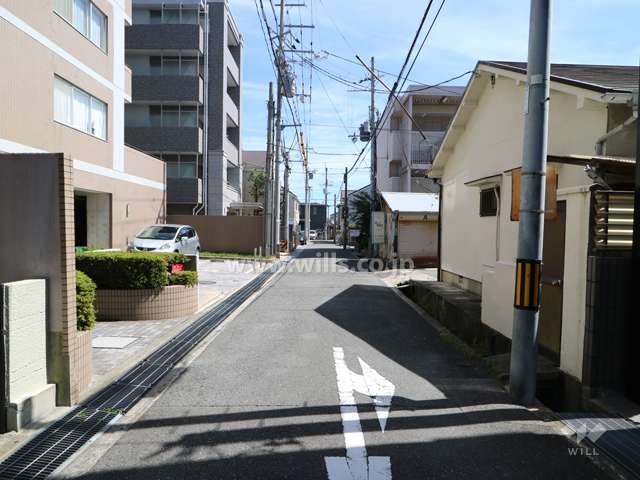 敷地西側の前面道路。周辺は区画の整った静かな住宅地です。