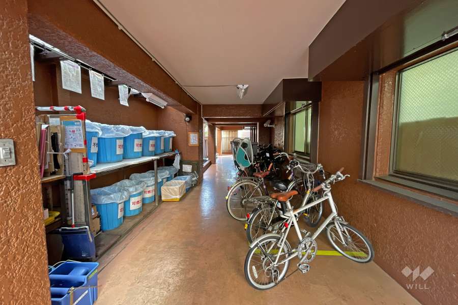 駐輪場とゴミ置き場