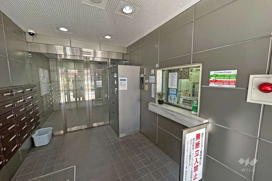 エントランスはオートロック付きです。