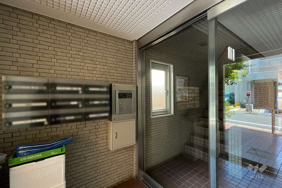 エントランスはオートロック付きです。