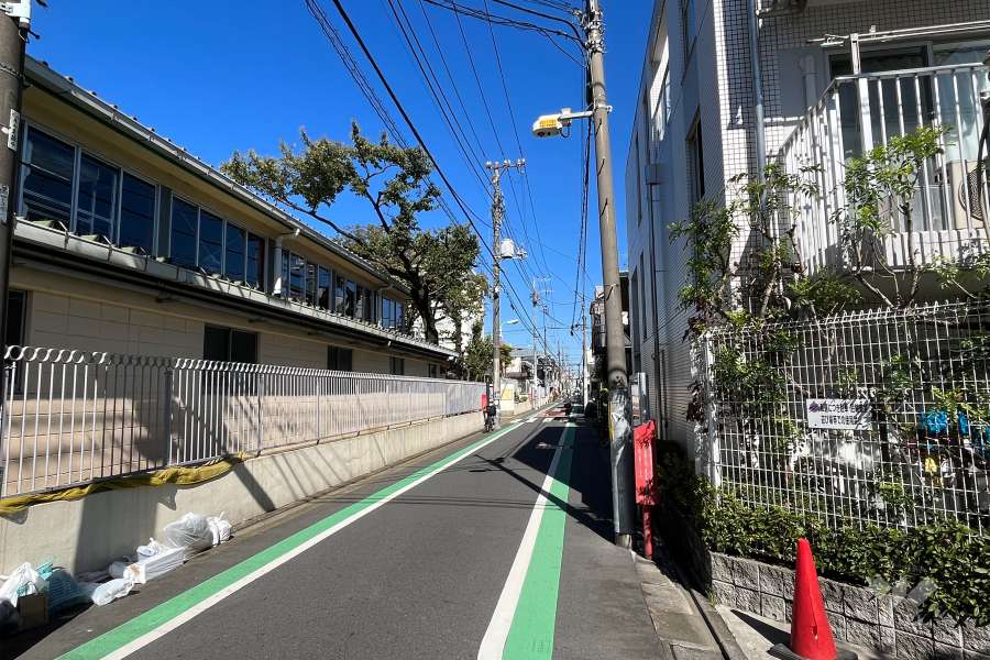 敷地西側の前面道路（南側から）