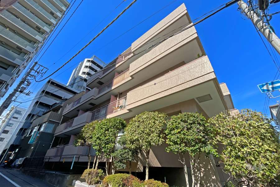 朝日第2中目黒マンションの外観（南東側から）