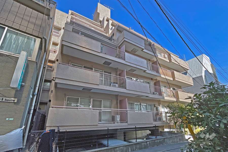 朝日第2中目黒マンションの外観（南西側から）