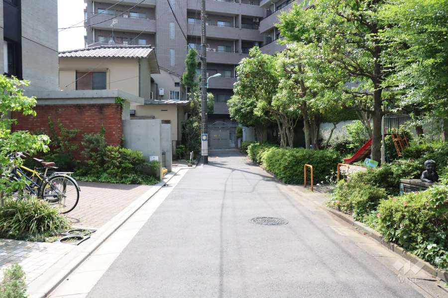 敷地東側の前面道路(東側から)