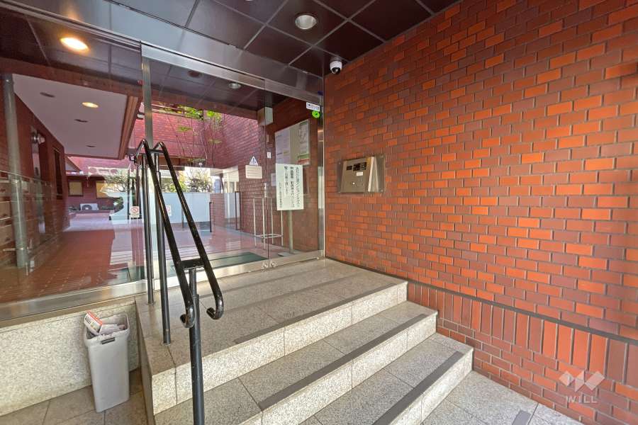 エントランスはオートロック付きです。