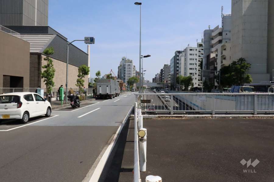 敷地南西側の前面道路(北西側から)