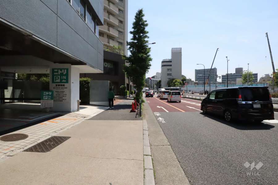 敷地北西側の前面道路(北東側から)