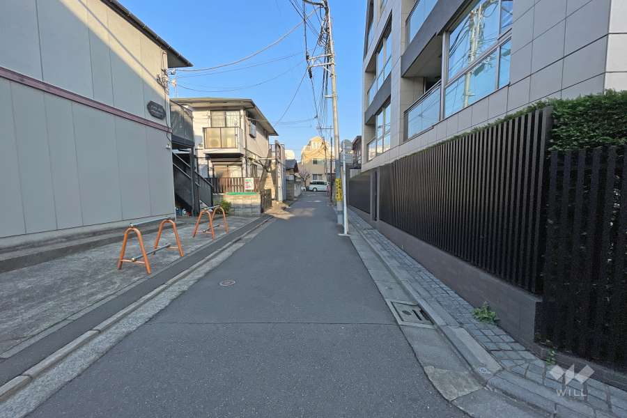 敷地南西側の前面道路（南東側から）
