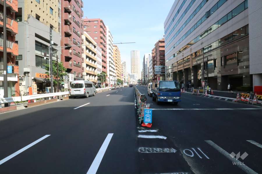 敷地南西側の前面道路(北西側から)