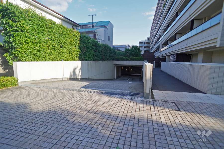 駐車場の出入り口（リングシャッター付き）