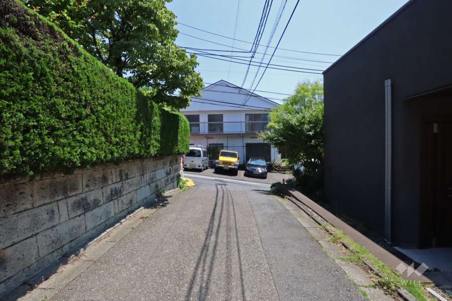 敷地南側の前面道路（西側から）