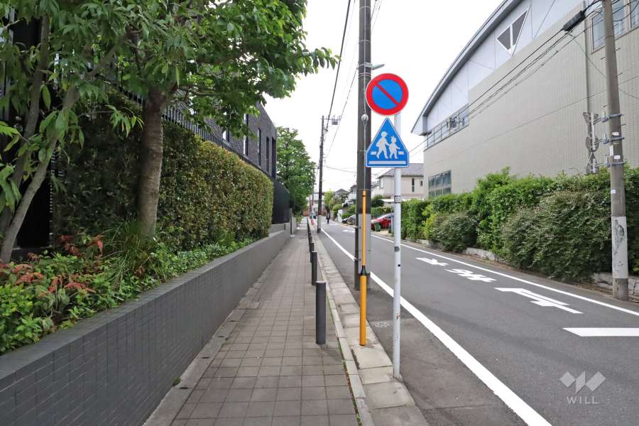 敷地北側の前面道路(東側から)