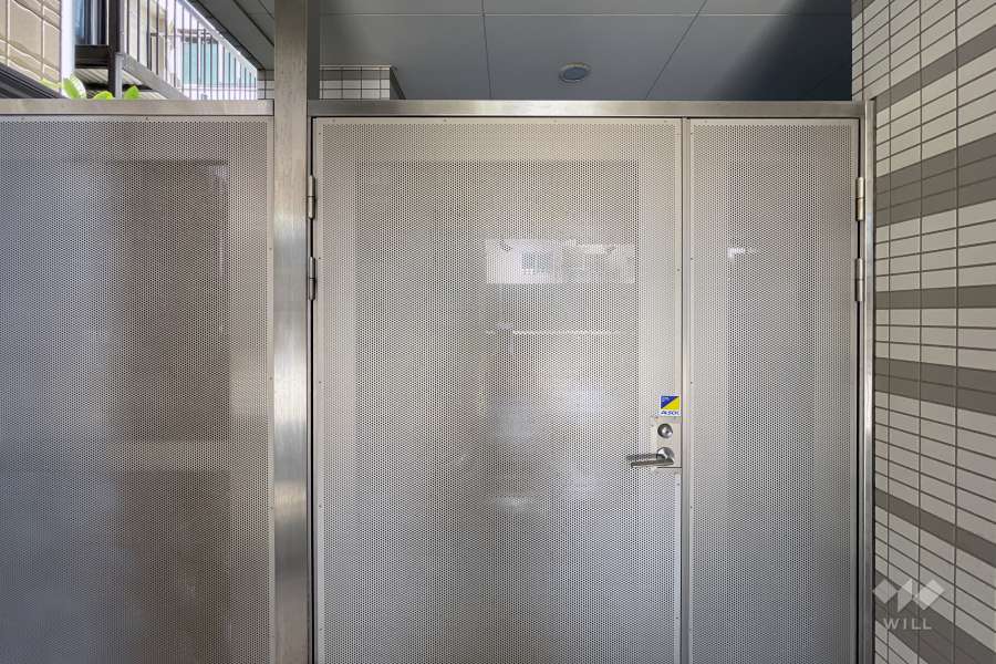 屋内に設けられた駐輪場へのオートロック式出入り口