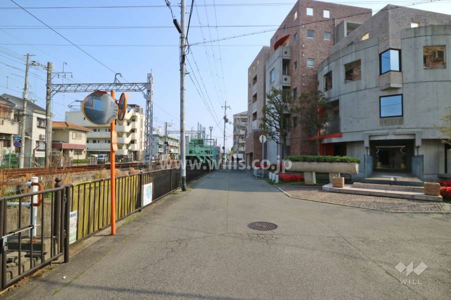 敷地西側の前面道路。道路を挟んで阪急電車が走っています。