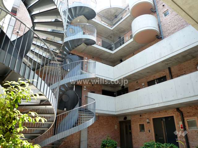 中庭から見上げた建物