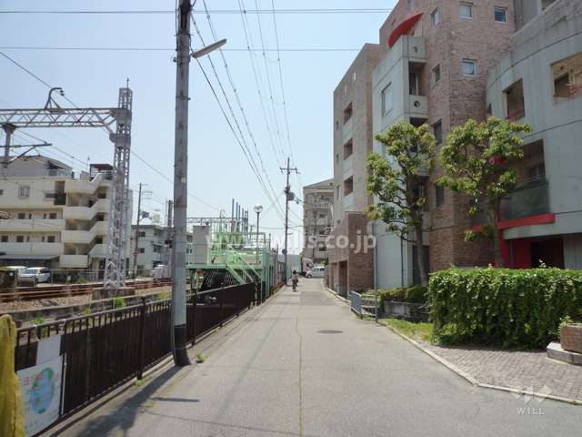 敷地西側の前面道路。道を挟んで阪急電車が走っています。
