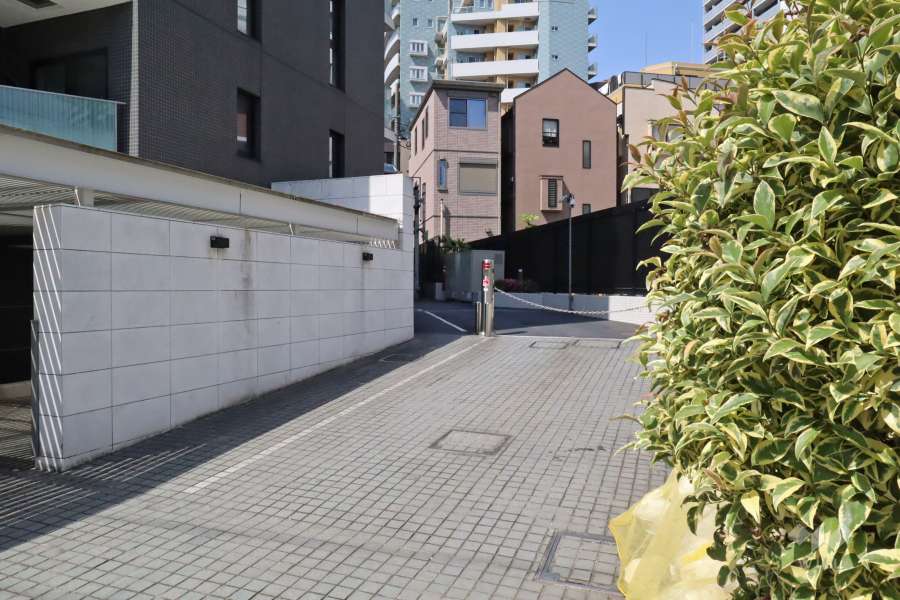 駐車場出入口（ロボットゲート付き）