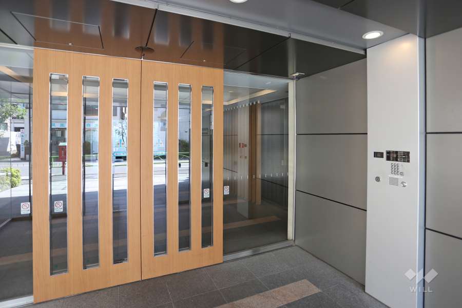 エントランスはオートロック付きです。