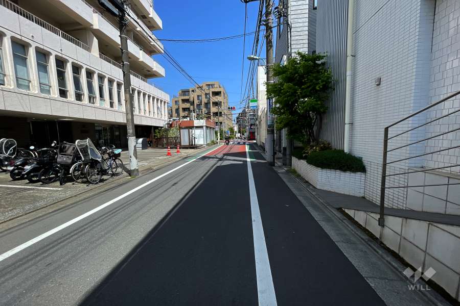 敷地西側の前面道路（南側から）