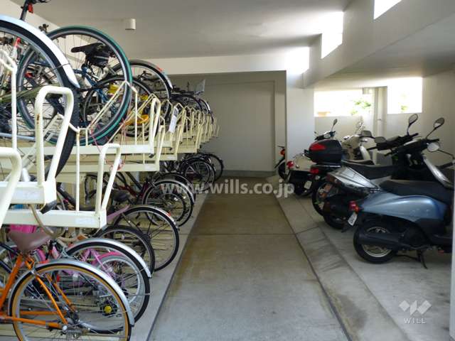 自転車置場とバイク置場