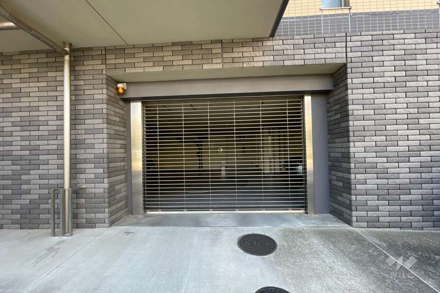 駐車場の出入り口（リングシャッター付き）