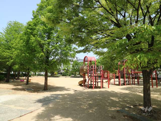 近くにある緑豊かな『中野行浪公園』