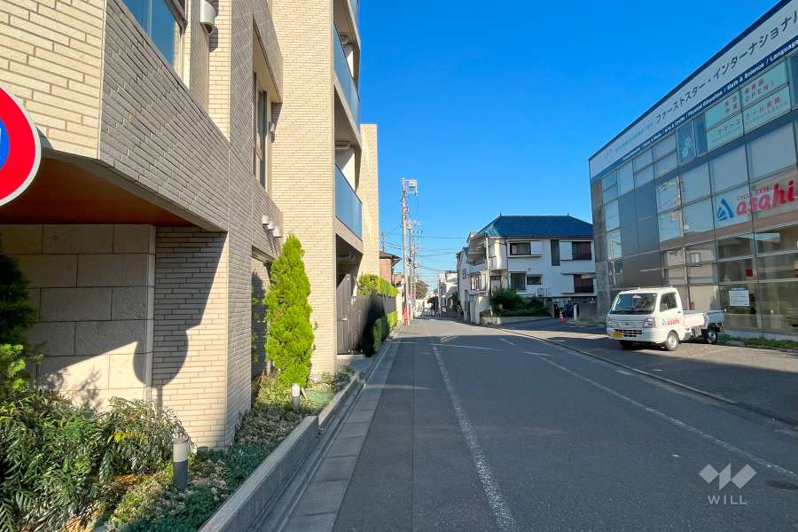 敷地南側の前面道路（西側から）