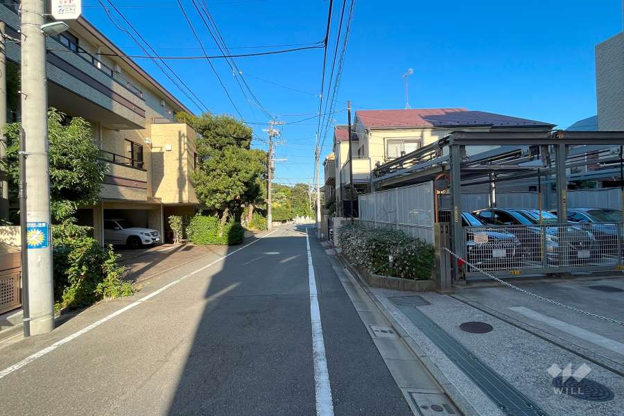 敷地北側の前面道路（西側から）