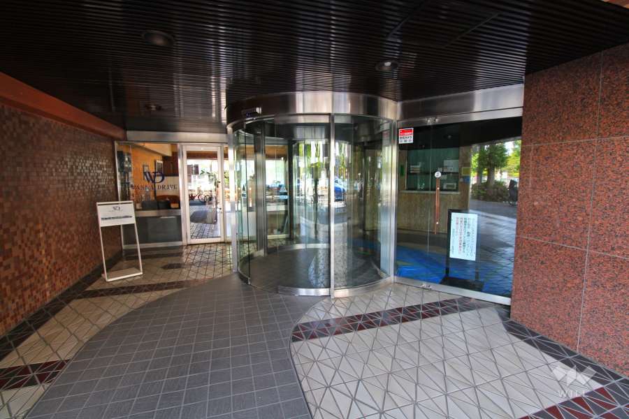 タイル張りのエントランス