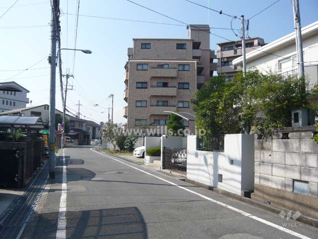 周辺は一戸建てとマンションが混在するのどかな住宅地