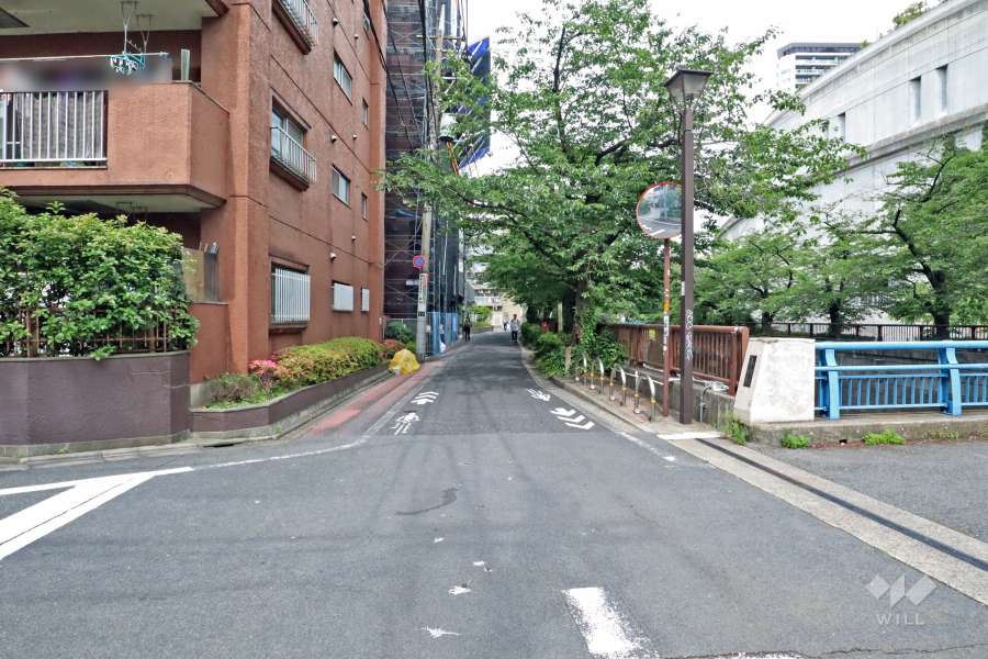 敷地北側の前面道路は目黒川沿いです(東側から)。春には桜も楽しめます。