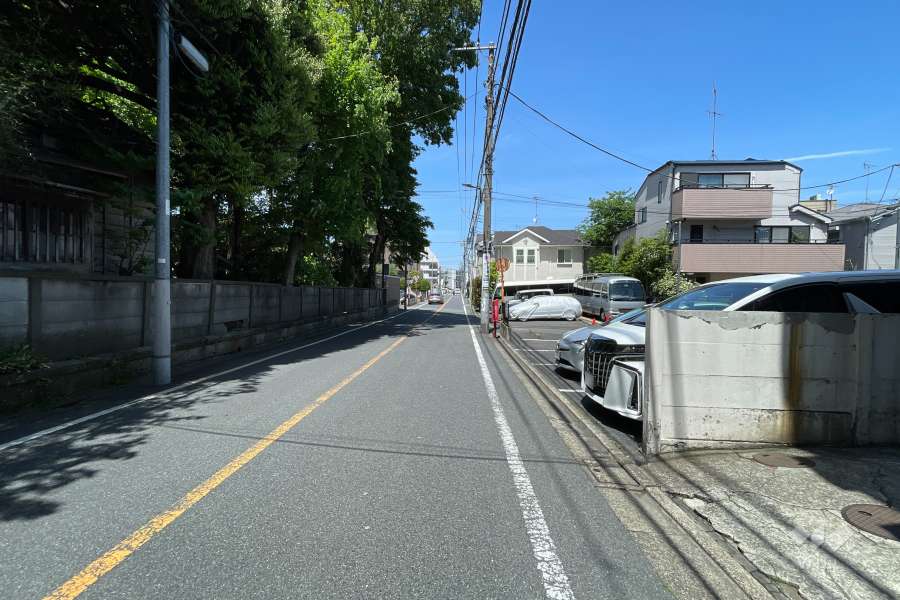 前面道路は、円融寺通りです。