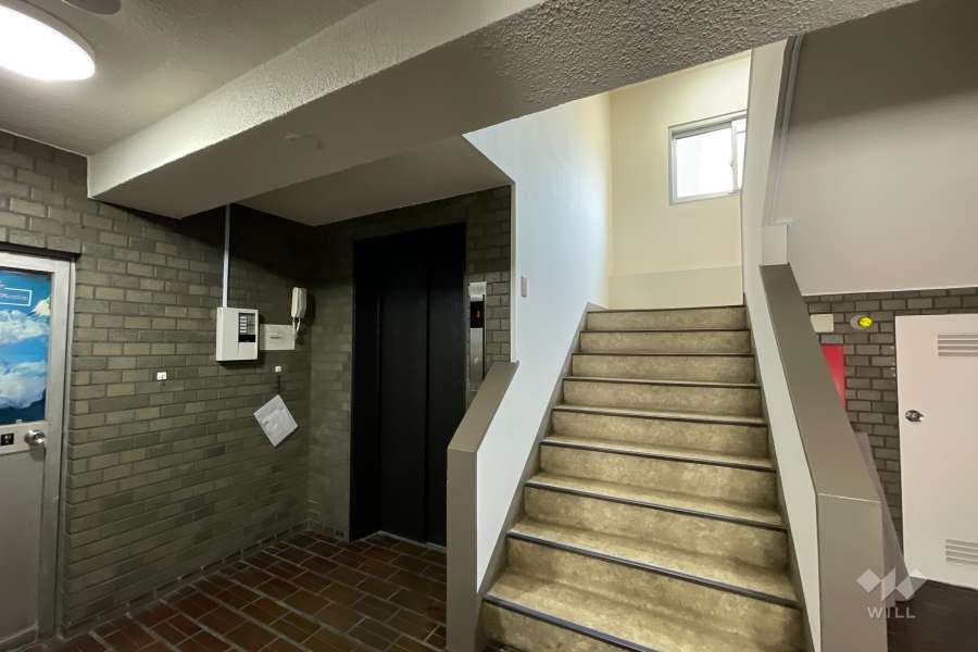 エントランス内のエレベーターと階段