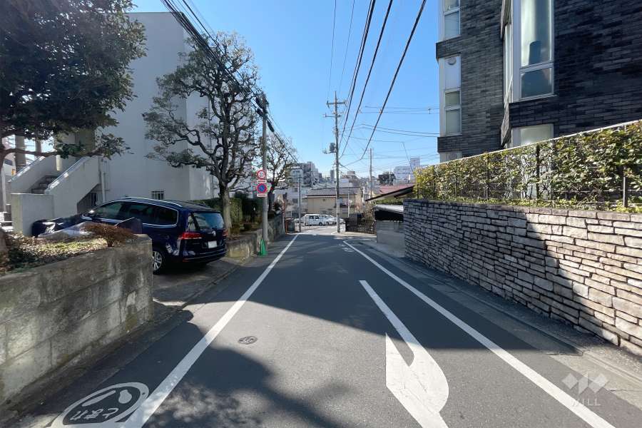 敷地西側の前面道路（北側から）
