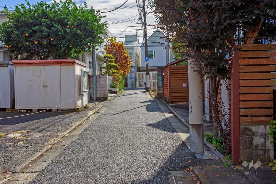 敷地西側の前面道路（北西側から）