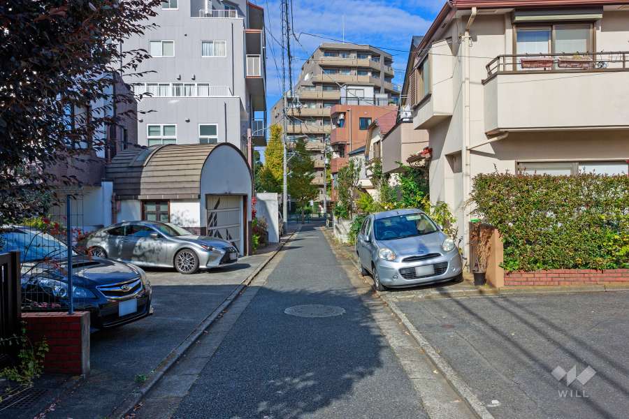 敷地西側の前面道路（南東側から）