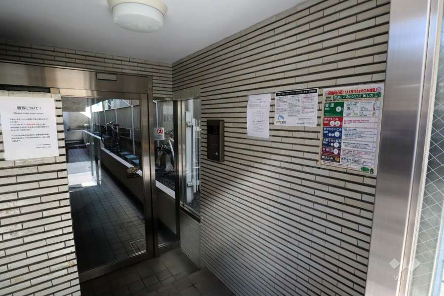 エントランスはオートロック付きです。