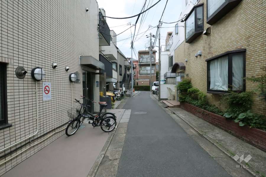 敷地北東側の前面道路(南東側から)