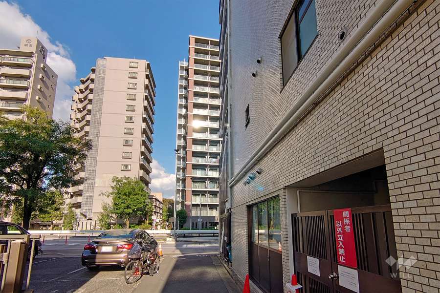 敷地北側の前面道路