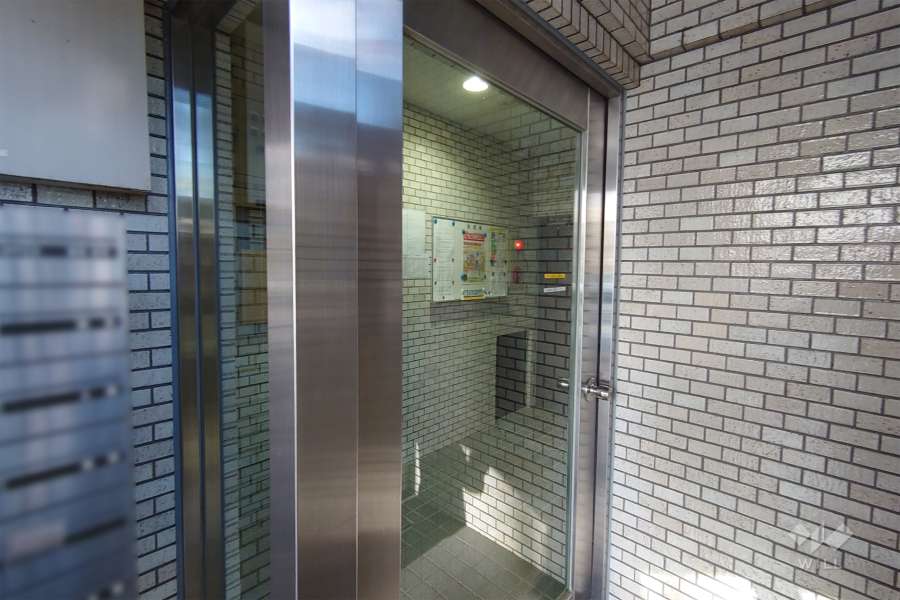 エントランスはオートロック付きです。