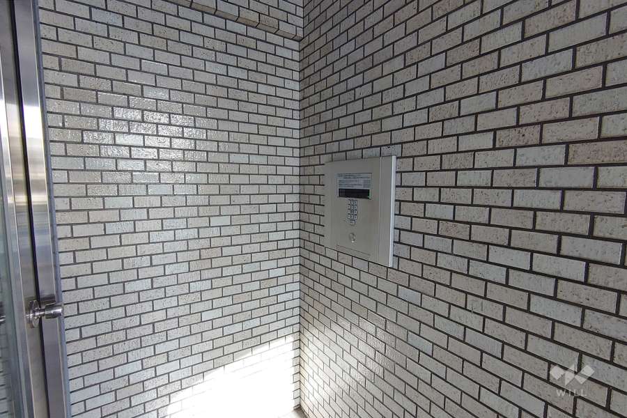 エントランスはオートロック付きです。