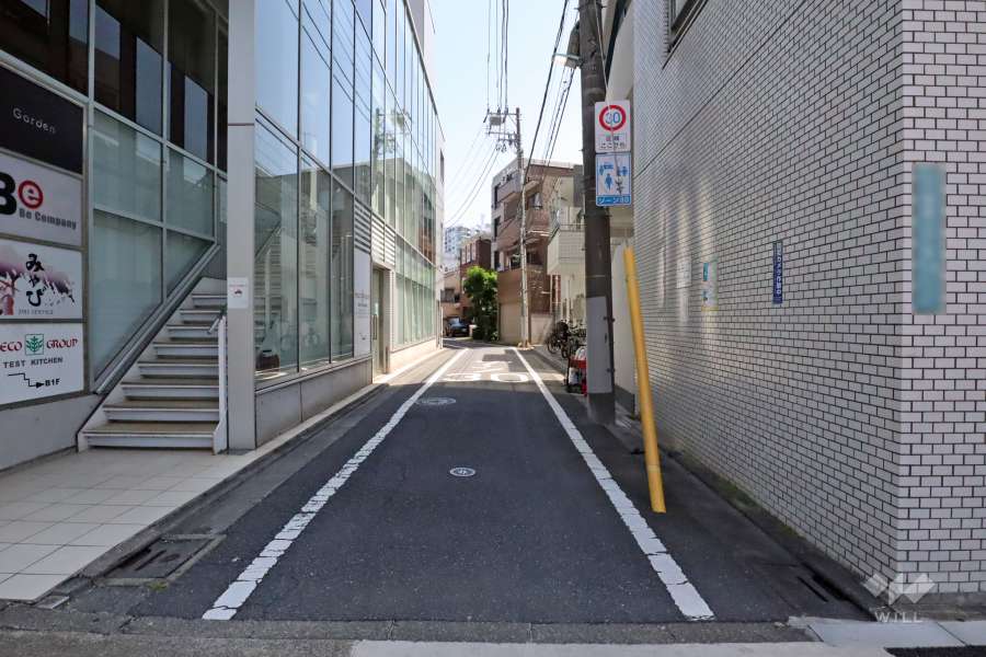 敷地北側の前面道路（西側から）